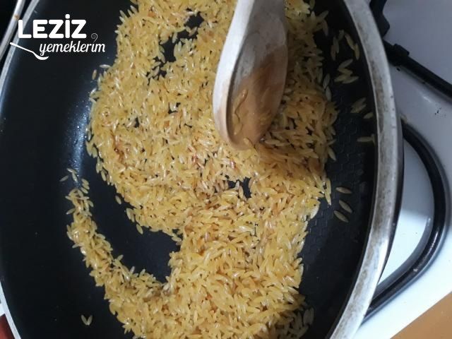 Tavuk Suyuna Nohutlu Arpa Şehriye Pilavı