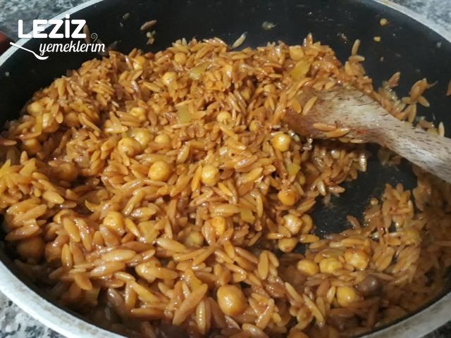 Tavuk Suyuna Nohutlu Arpa Şehriye Pilavı