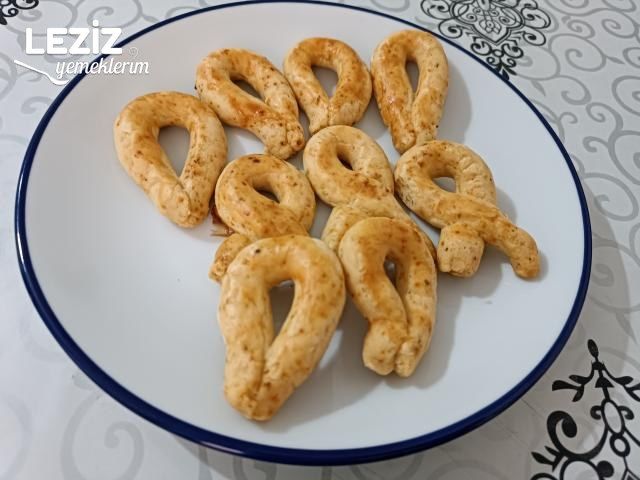 Baharatlı Bayatlamayan Tuzlu Kurabiye Tarifi (Püf Noktalarıyla)