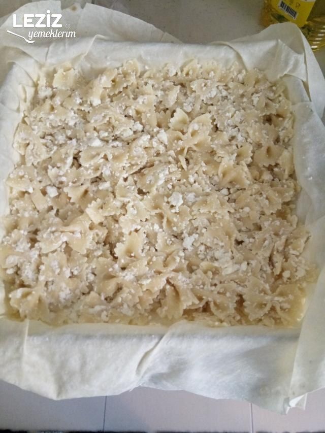 Makarnalı Börek (Yalancı Su Böreği)