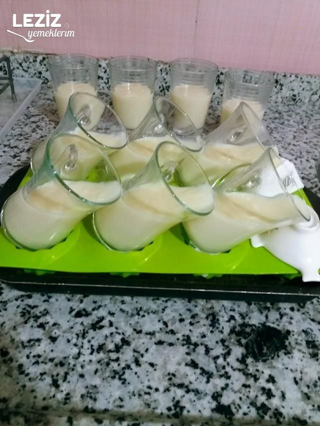 Bardakta İki Renkli Muhallebi
