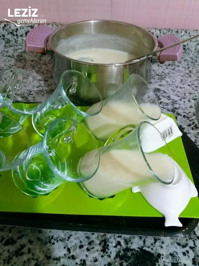 Bardakta İki Renkli Muhallebi