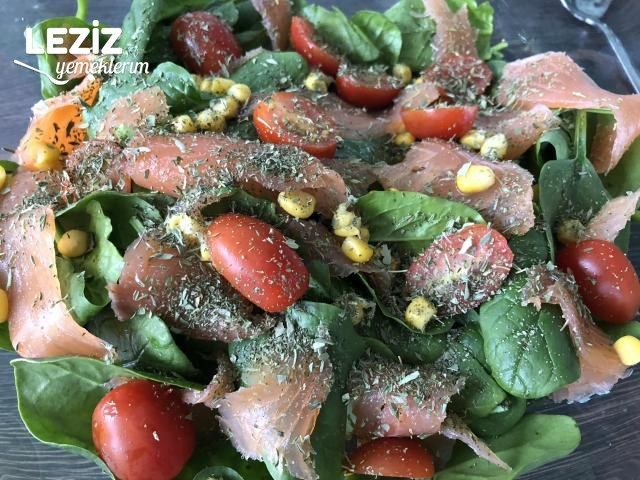 Füme Somonlu Ispanak Salatası