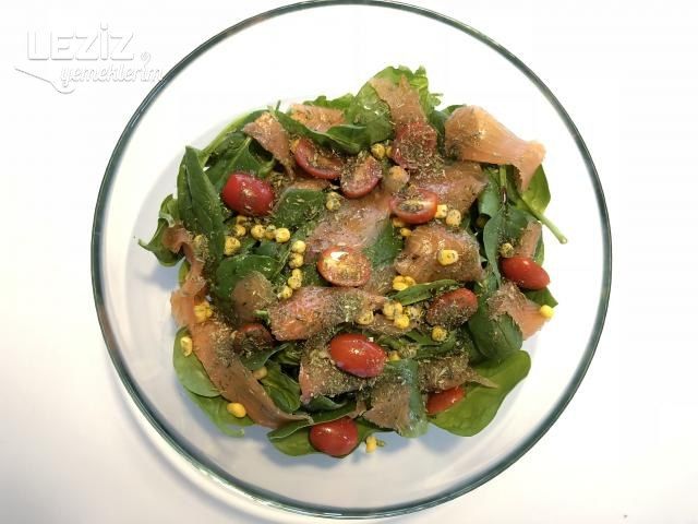 Füme Somonlu Ispanak Salatası