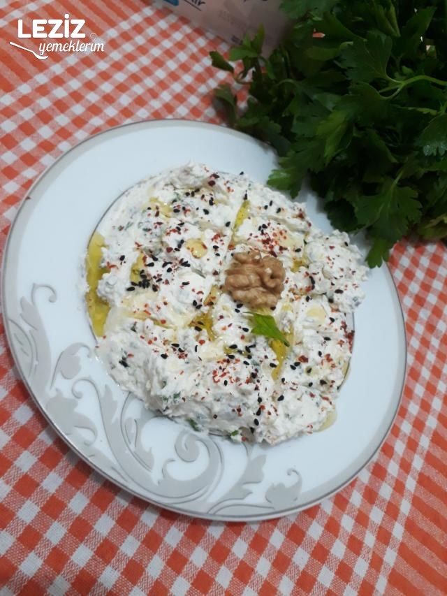 Kahvaltıya Sarımsaklı Baharatlı Peynir Ezmesi