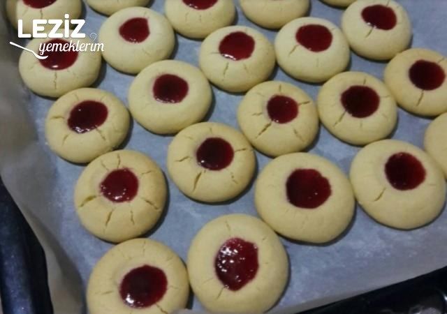 Ağızda Dağılan Reçelli Kurabiye
