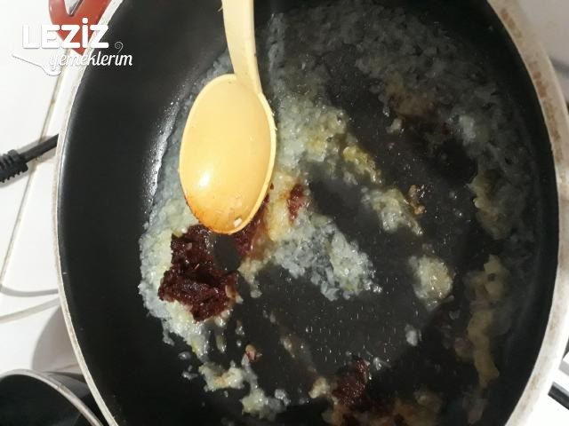 Salçalı Soğanlı Sosuyla Bulgur Pilavı