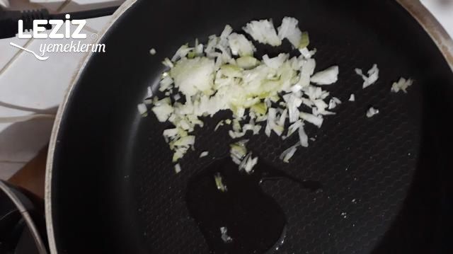 Salçalı Soğanlı Sosuyla Bulgur Pilavı