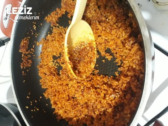 Salçalı Soğanlı Sosuyla Bulgur Pilavı