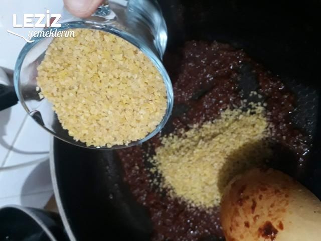 Salçalı Soğanlı Sosuyla Bulgur Pilavı