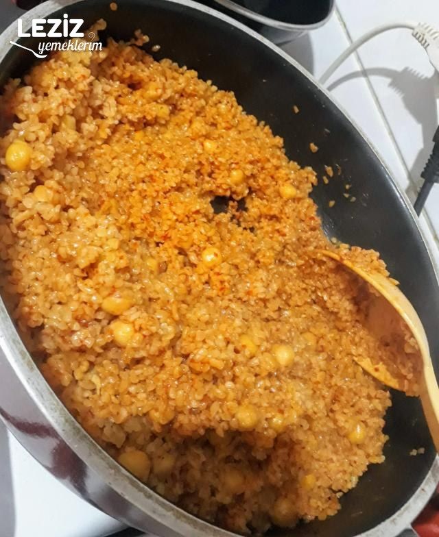 Salçalı Soğanlı Sosuyla Bulgur Pilavı