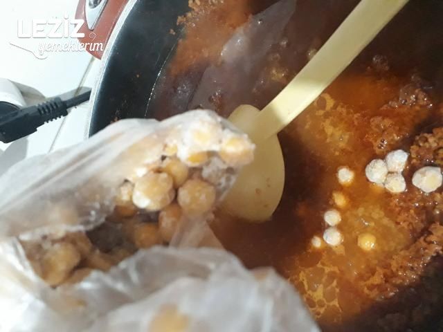 Salçalı Soğanlı Sosuyla Bulgur Pilavı