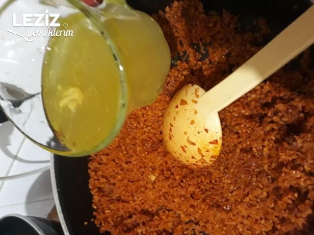 Salçalı Soğanlı Sosuyla Bulgur Pilavı