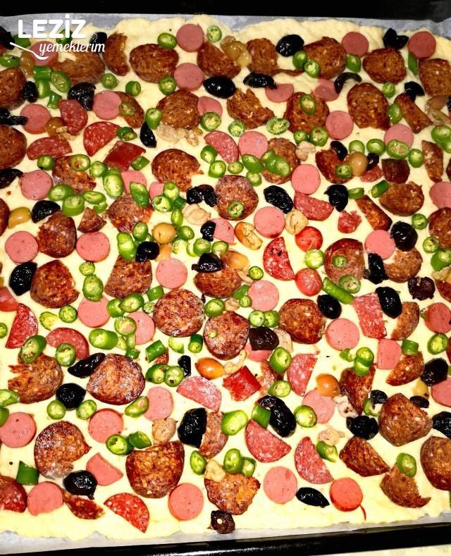 Tepsi Pizzası