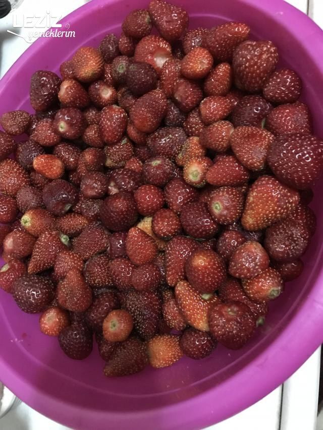 Ev Yapımı Çilek Reçeli Nasıl Yapılır