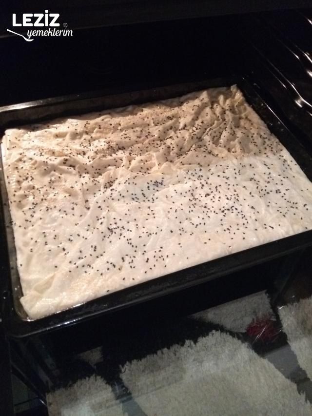 Hazır Yufkadan Peynirli Tepsi Böreği