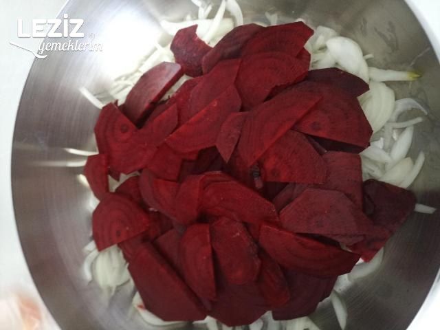 Vişneli Ekşili Pancar Salatası