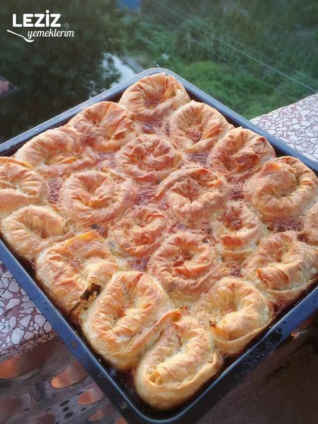Kıymalı Gül Böreği