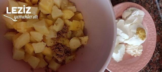 Hardal Tohumlu Yoğurtlu Patates Salatası