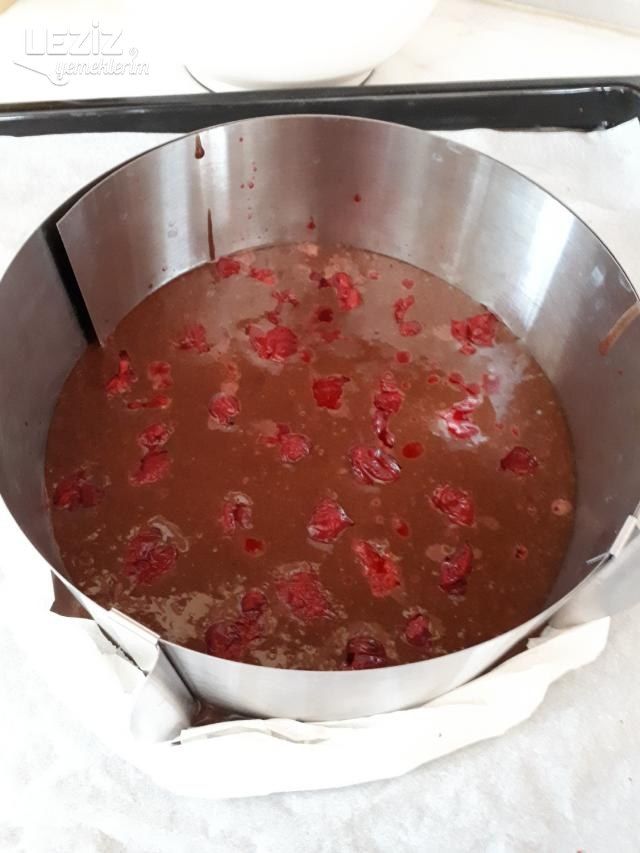 Nefis Vişne Soslu Pasta