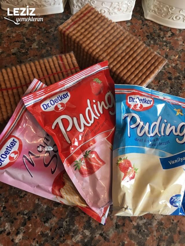 Meyve Soslu Çikolatalı Çilekli Bisküvi Pastası