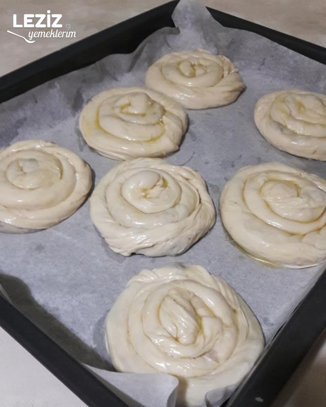 Porsiyonluk El Açması Kıymalı Börek