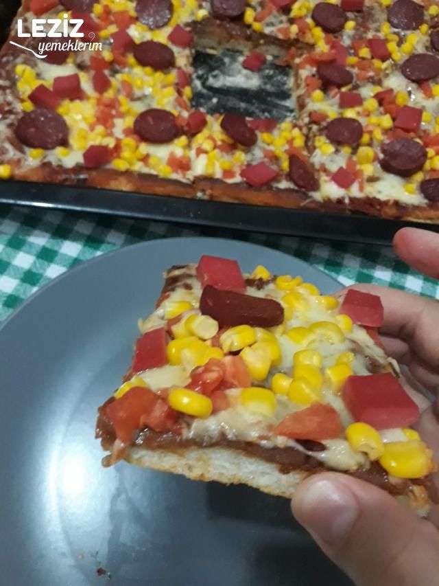 Sucuklu Pizza Tarifi (Büyük Boy Tepsi Ölçüsüyle)