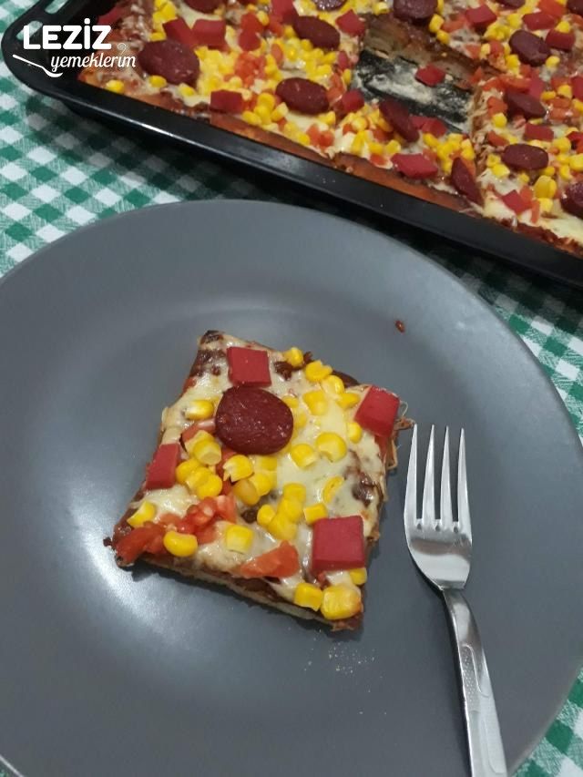 Sucuklu Pizza Tarifi (Büyük Boy Tepsi Ölçüsüyle)