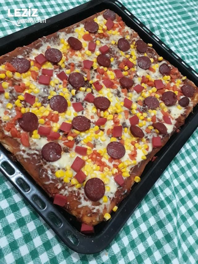 Sucuklu Pizza Tarifi (Büyük Boy Tepsi Ölçüsüyle)