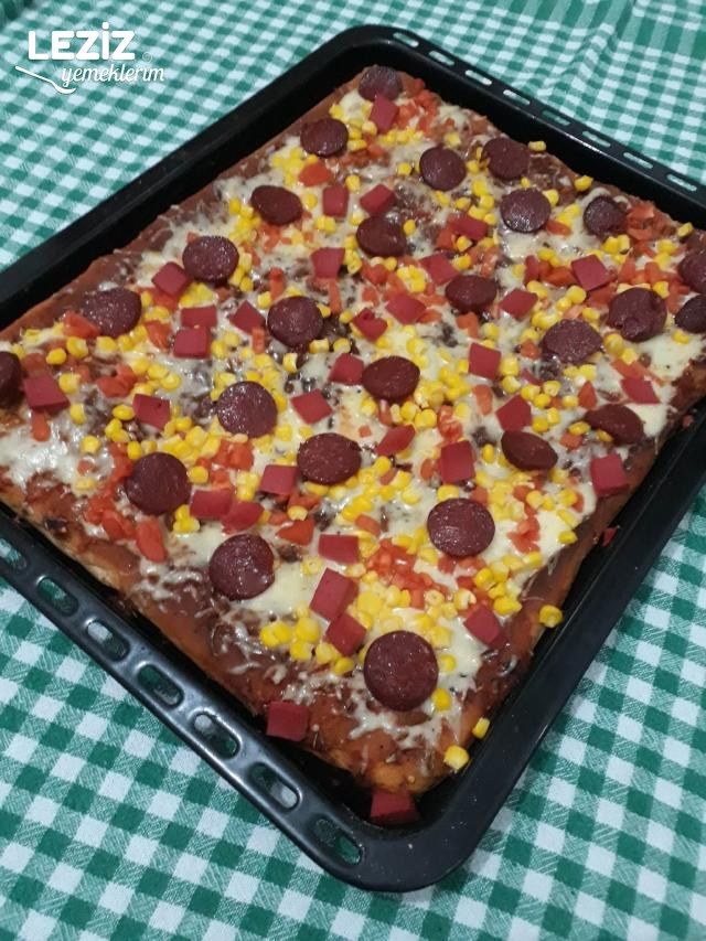Sucuklu Pizza Tarifi (Büyük Boy Tepsi Ölçüsüyle)