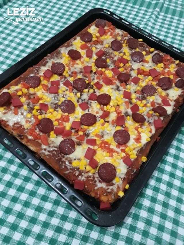 Sucuklu Pizza Tarifi (Büyük Boy Tepsi Ölçüsüyle)