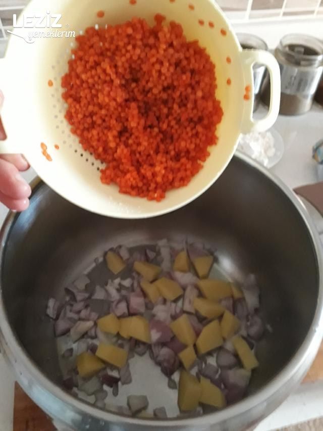 Et Suyu Tadında Mercimek Çorbası