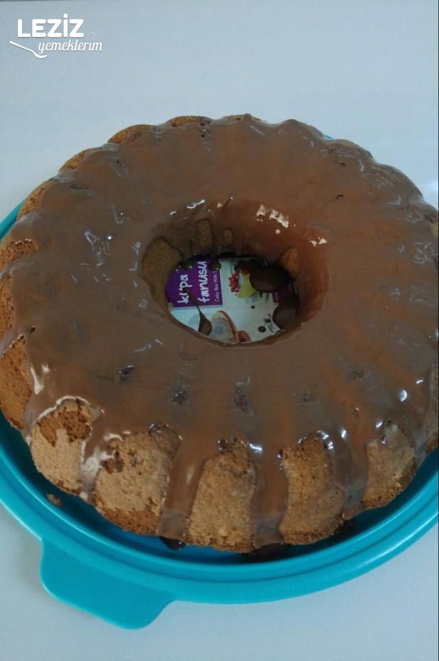 Yumuşacık Çikolata Soslu Kek Tarifi