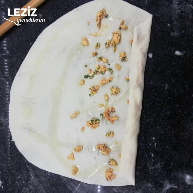 Çökelek Kavurmalı Kol Böreği