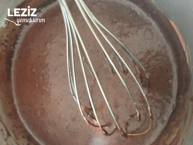 Kolay Kremalı Çilekli Çikolatalı Pasta