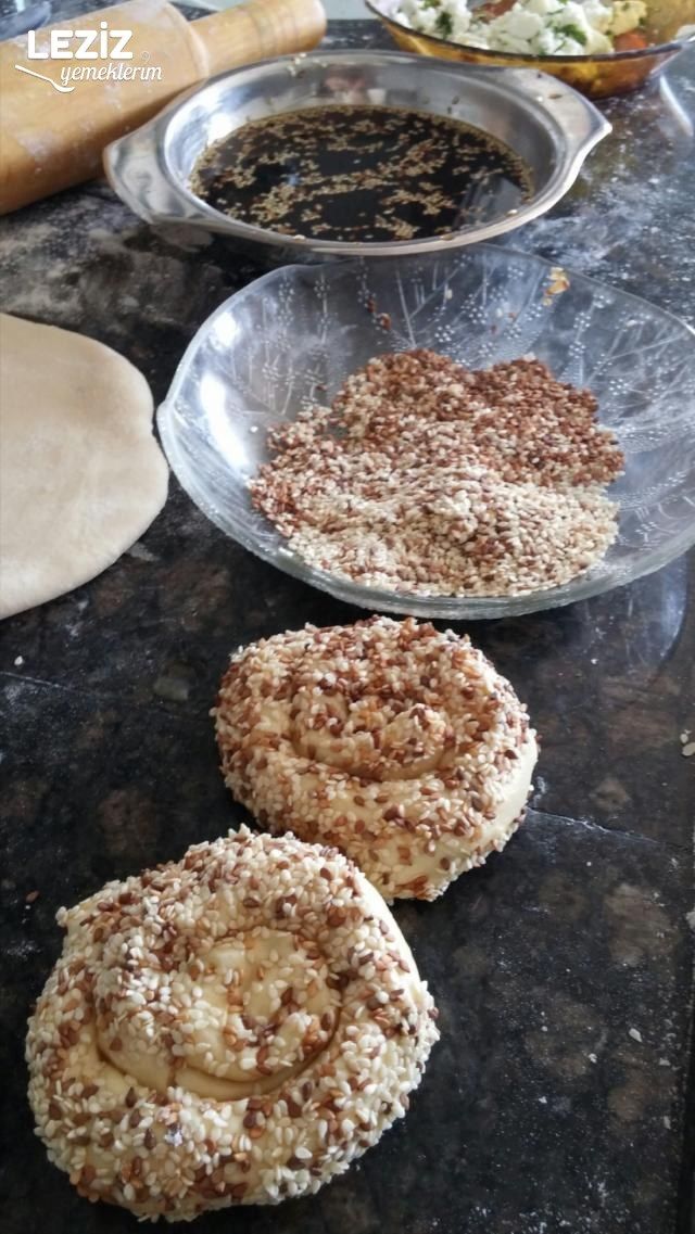 Peynirli Susamlı El Açması Börek