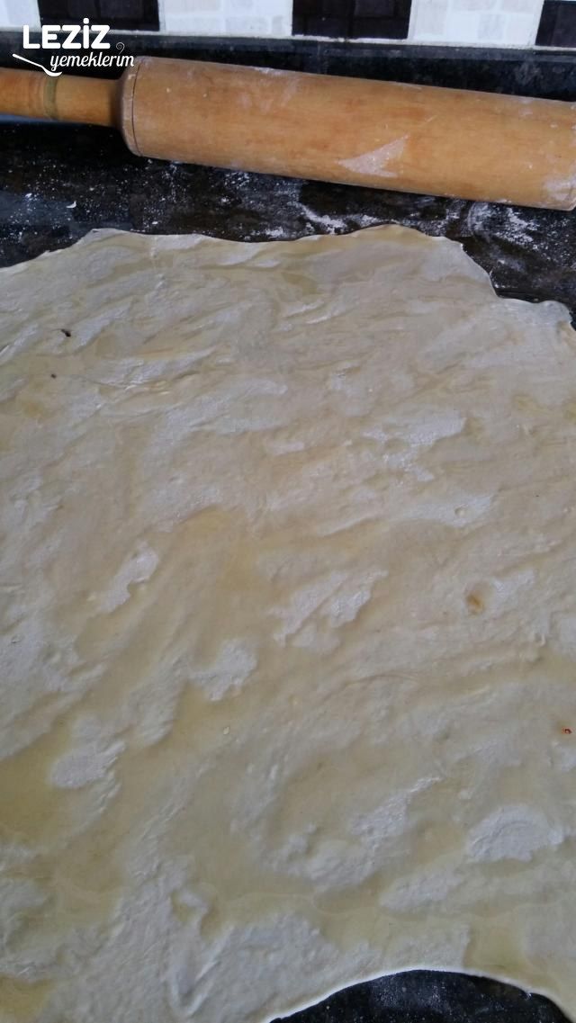 Peynirli Susamlı El Açması Börek