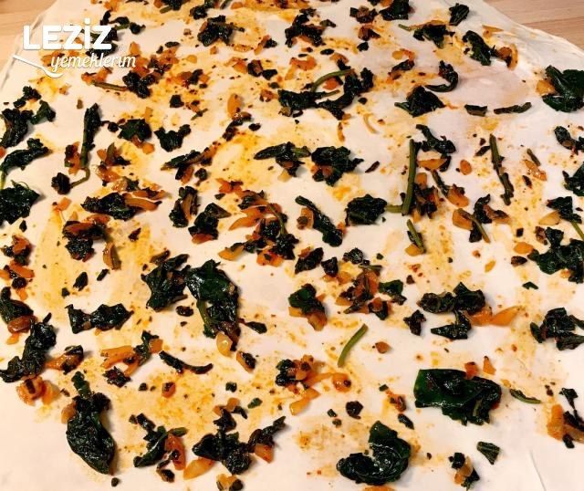 El Açması Nefis Ispanaklı Börek