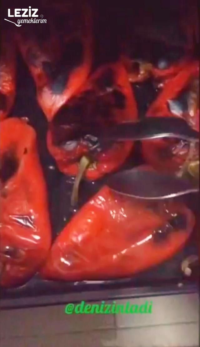 Yoğurtlu Kırmızı Biber Salatası