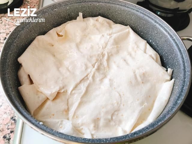 Tavada Pratik Hazır Yufkadan Peynirli Börek (Su Böreği Tadında)