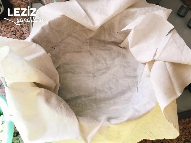Tavada Pratik Hazır Yufkadan Peynirli Börek (Su Böreği Tadında)