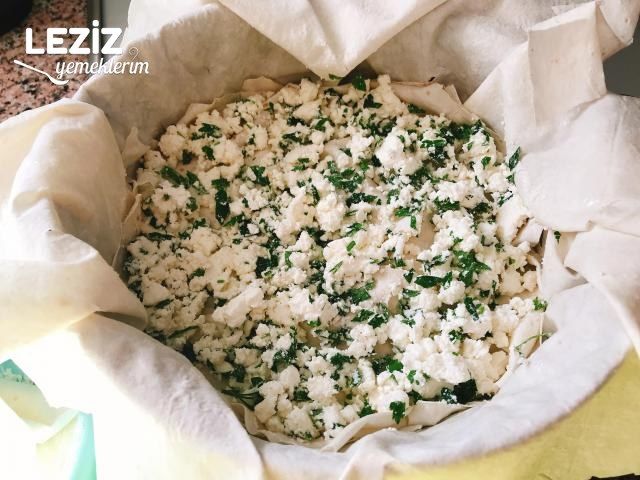 Tavada Pratik Hazır Yufkadan Peynirli Börek (Su Böreği Tadında)