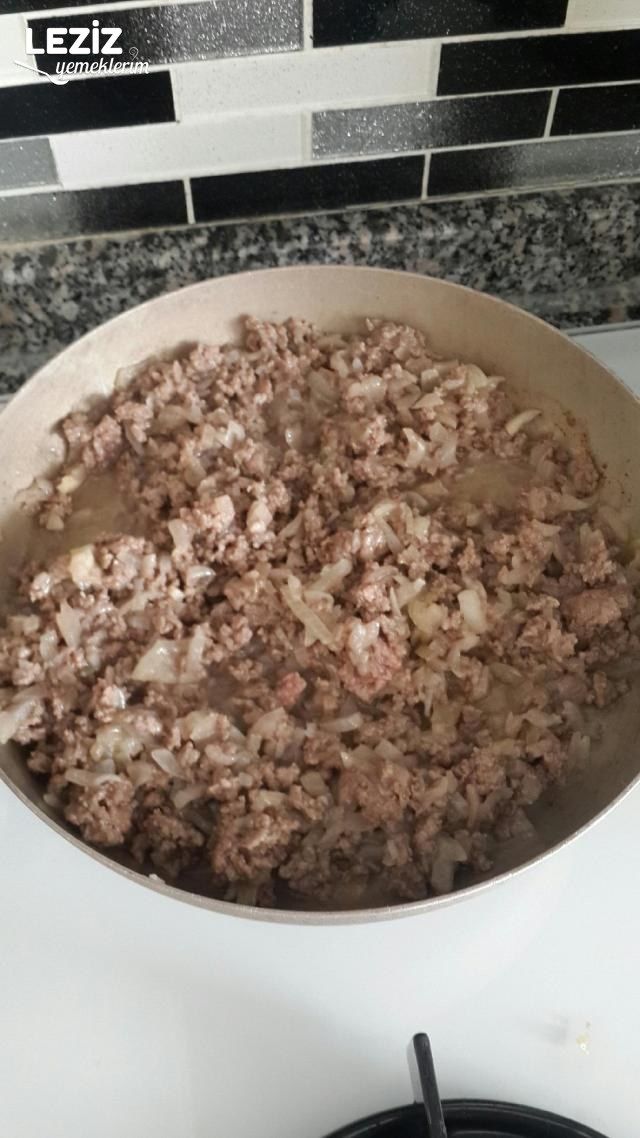 Baklavalık Yufkadan Kıymalı Börek