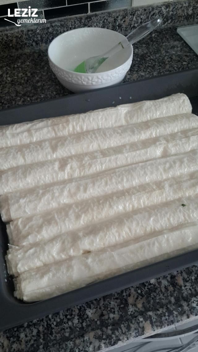 Baklavalık Yufkadan Kıymalı Börek