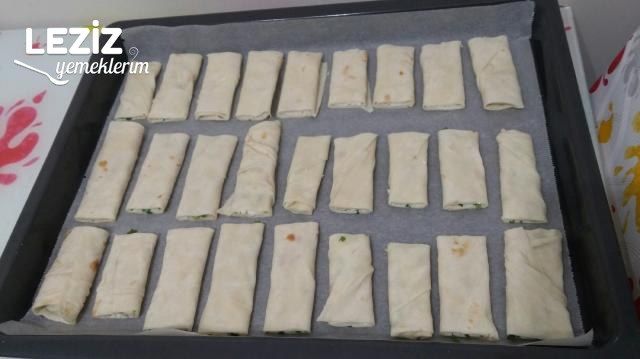 Fırında Peynirli İkramlık Rulo Börek
