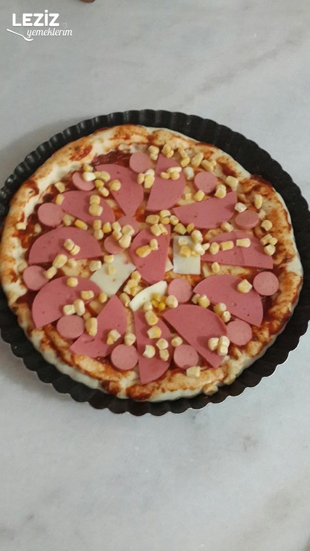 Kenarları Kaşar Peyniri Dolgulu Tart Pizza
