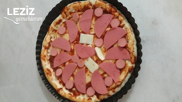 Kenarları Kaşar Peyniri Dolgulu Tart Pizza