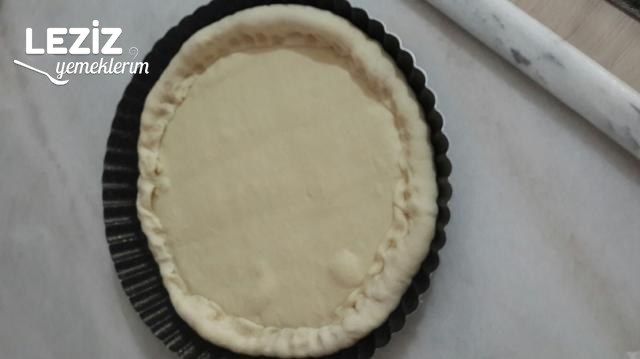 Kenarları Kaşar Peyniri Dolgulu Tart Pizza