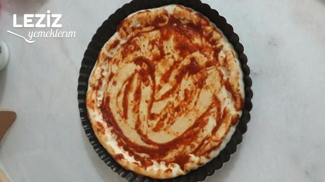 Kenarları Kaşar Peyniri Dolgulu Tart Pizza