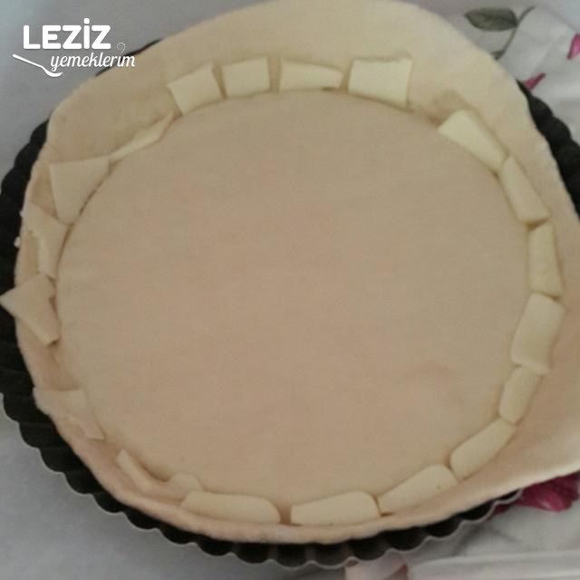 Kenarları Kaşar Peyniri Dolgulu Tart Pizza